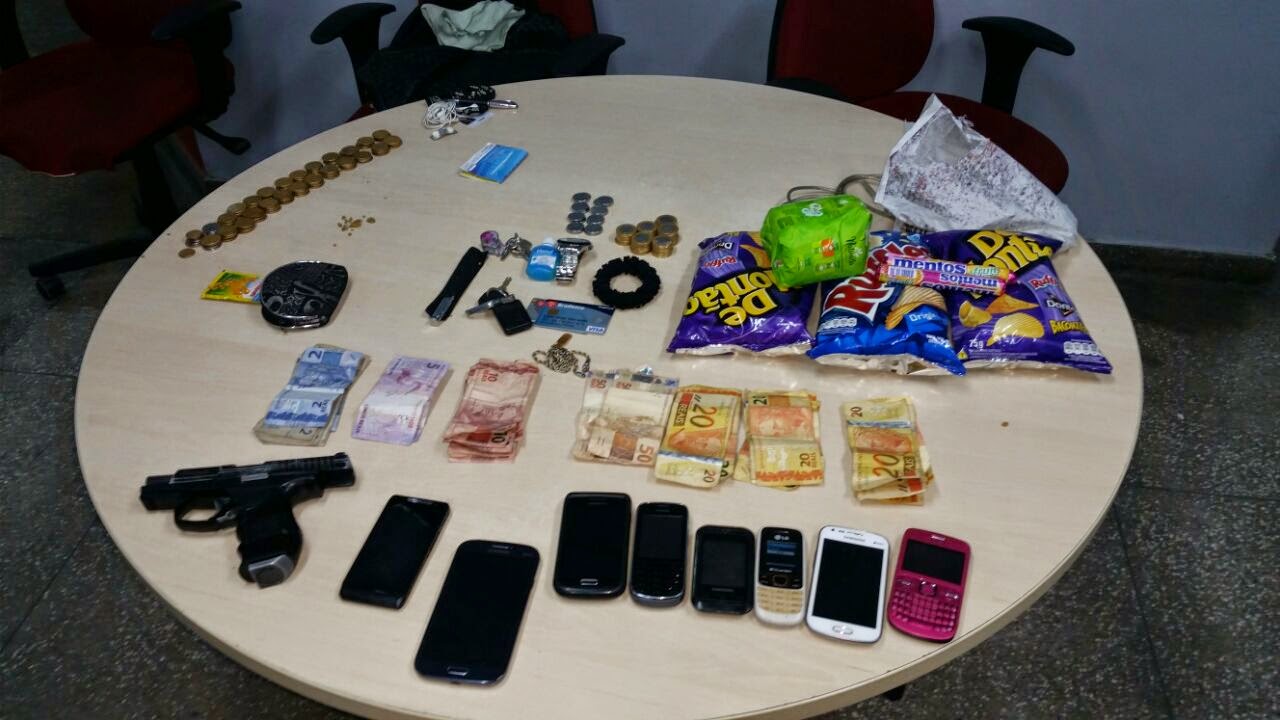 Quatro homens são presos com armas e veículo roubados