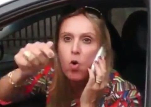  VÍDEO: Mulher se exalta e bate boca com PM ao ser abordada no trânsito