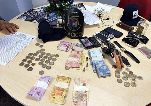 Homem é preso depois de arrastão em micro-ônibus