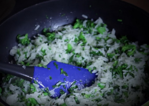 Veja como se prepara arroz com brócolis sem perder o ponto