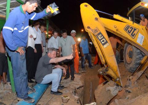 Artur  Neto entra pela madrugada fiscalizando obras  em Manaus
