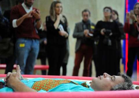 "Ernesto Neto: o corpo que me leva", escultor brasileiro faqz sucesso no exterior 