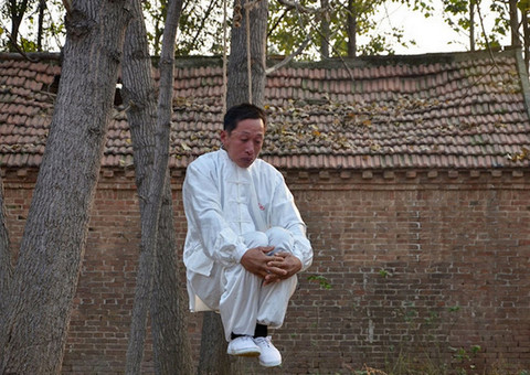 Mestre em artes marciais medita se enforcando 