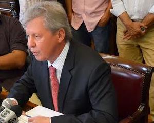 Ao mexer no secretariado, Artur blinda governo