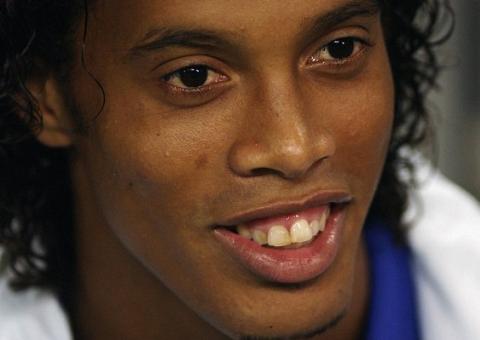 Ronaldinho gasta 36.000 euros para corrigir os dentes. Veja como ficou