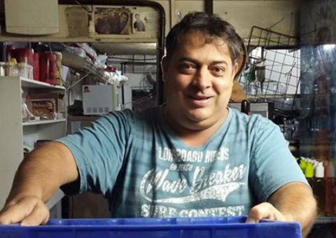 Conheça o dono de bar que faz sucesso 'tratando mal' os clientes