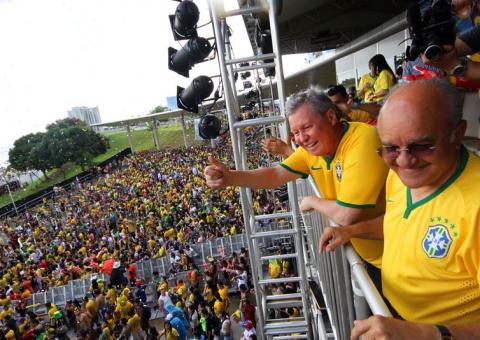 Milhares de pessoas assistiram ao jogo em telão na Ponta Negra
