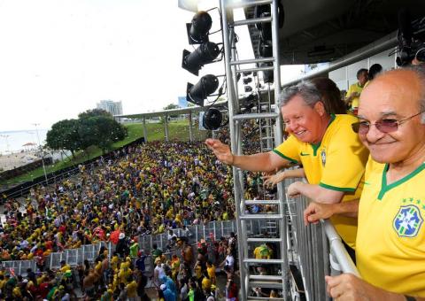 Artur e Melo vibram com goleada brasileira junto a mais de 47 mil torcedores