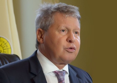 Prefeito Artur Neto recebe medalha em Brasília