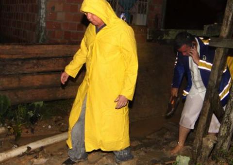 Artur vira a noite visitando áreas alagadas pelas chuvas e dando suporte a desabrigados