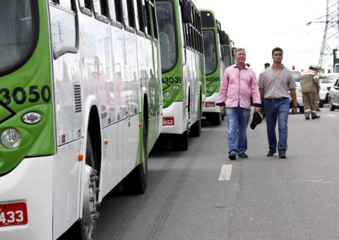 Artur Neto entrega cinquenta novos ônibus