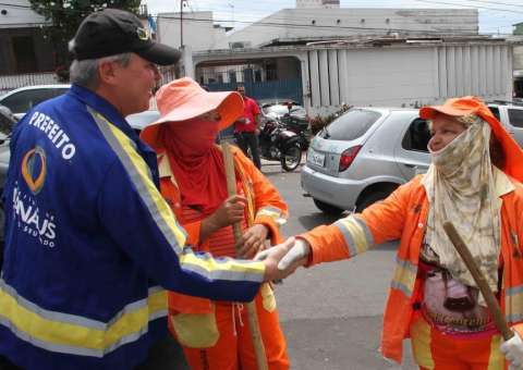 Artur  coordena ação de limpeza na Praça 14