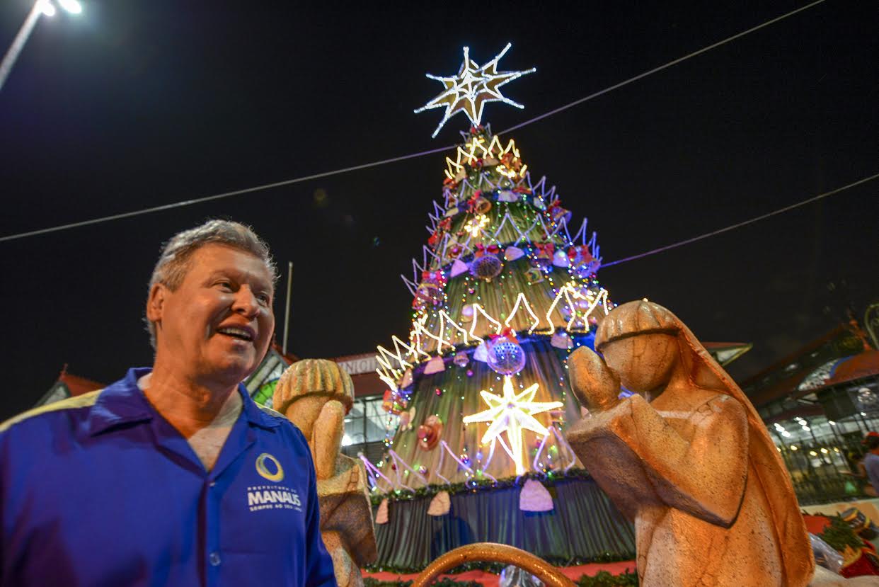 Artur Neto destaca criatividade de artistas que confeccionaram árvores natalinas