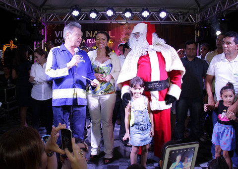 Prefeito acende árvore de Natal de 31 m de altura na Ponta Negra