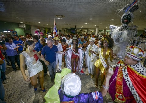 Prefeito recebe a Kamélia e abre oficialmente o Carnaval de Manaus