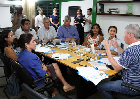 Artur recebe Unicef projeto para implantação de Centros Urbanos