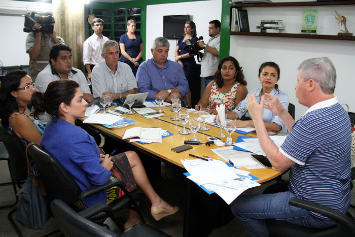 Artur recebe Unicef projeto para implantação de Centros Urbanos