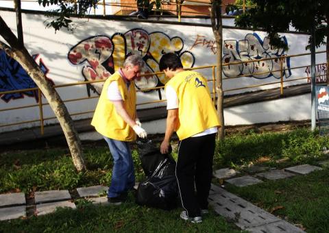 Artur ajuda a recolher o lixo na área do Prosamim