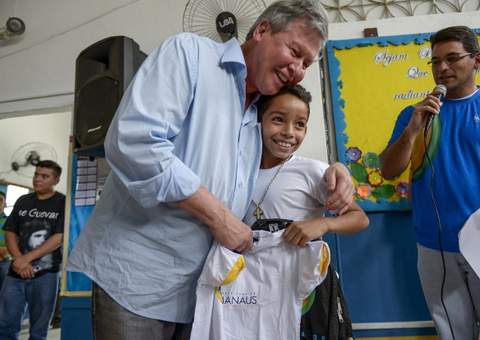 Fardamento e kit escolar começam a ser distribuídos pela Semed