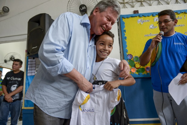 Fardamento e kit escolar começam a ser distribuídos pela Semed