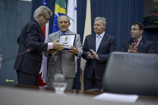 Prefeito participa de homenagem a Phelippe Daou na Câmara Municipal