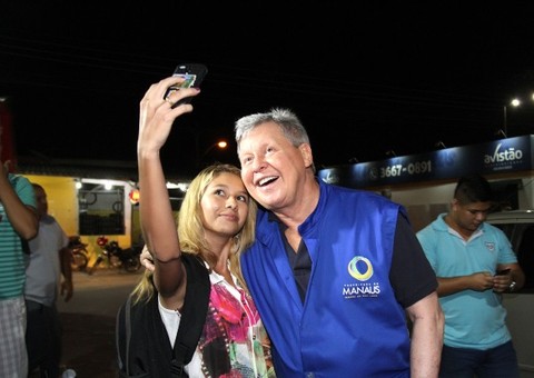 Durante fiscalização de obras, Artur faz selfie com populares