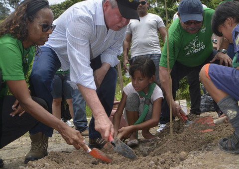 Prefeito participa do reflorestamento no Campo Dourado