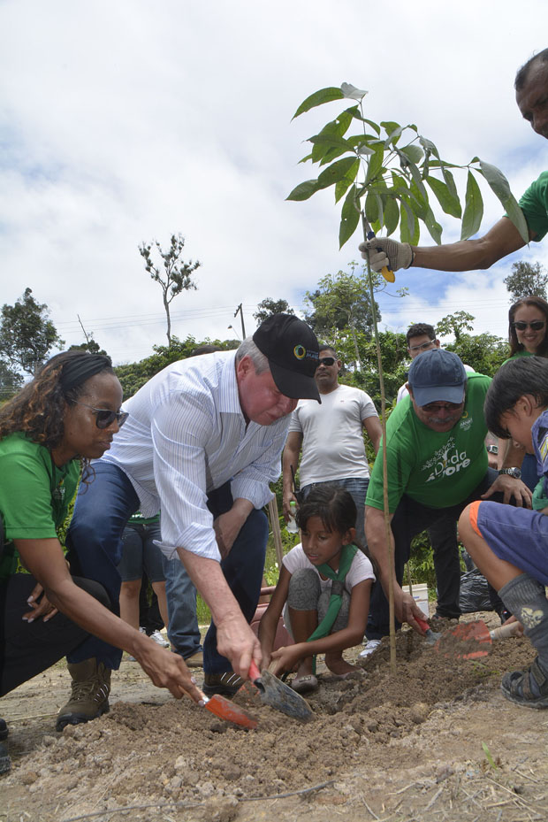 Prefeito participa do reflorestamento no Campo Dourado