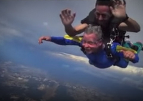 Confira os bastidores do salto de paraquedas do prefeito Artur Neto, dentre outros saltos em Manaus