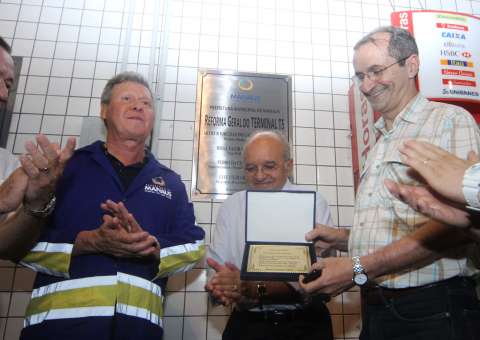 Artur tira o dia para inaugurar obras