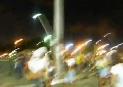 Jovens entram em confronto com policiais em Salvador. Veja vídeo