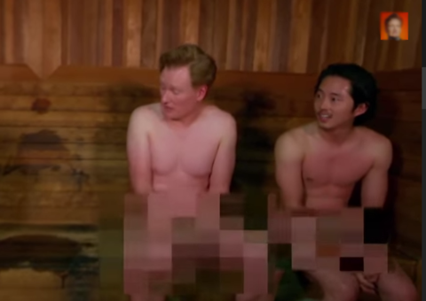 Ator de The Walking Dead aparece nu em sauna com homens