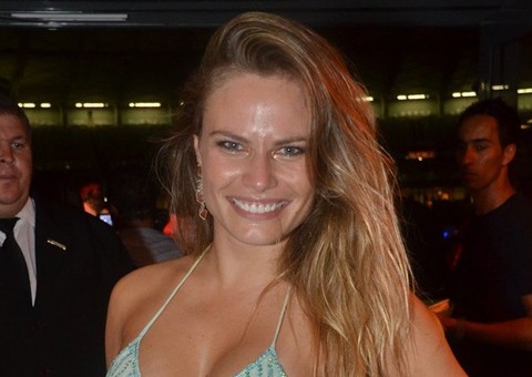 Ex-BBB Natália Casassola aparece sensualizando com marquinha à mostra