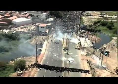 Protesto fura barreira policial e entra em confronto com PM em Fortaleza. Veja vídeo