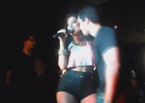 Anitta acesa no palco