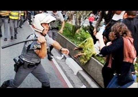 Greve de professores acaba em pancadaria na Avenida Paulista