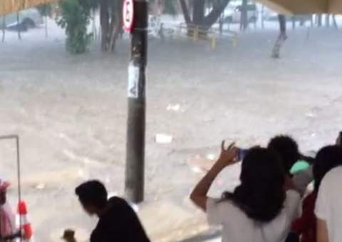 Alunos ficam ilhados em escola na Bahia. Veja vídeo