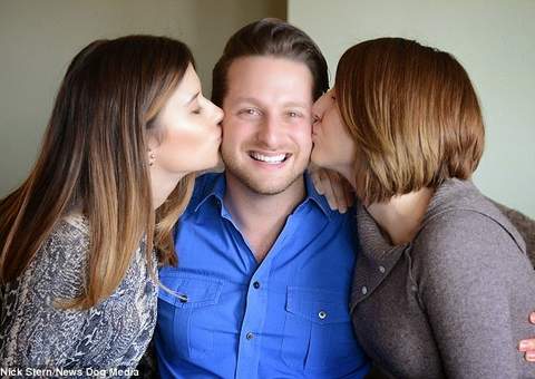 Homem que vive com duas mulheres pensa em adicionar mais uma