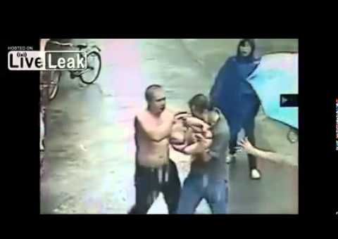 Vídeo impressionante mostra homem segurando bebê que cai de prédio na china