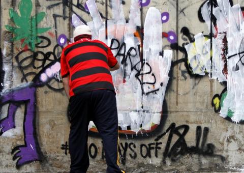  Paparazzi cobre grafite de Justin Bieber para se vingar e escreve