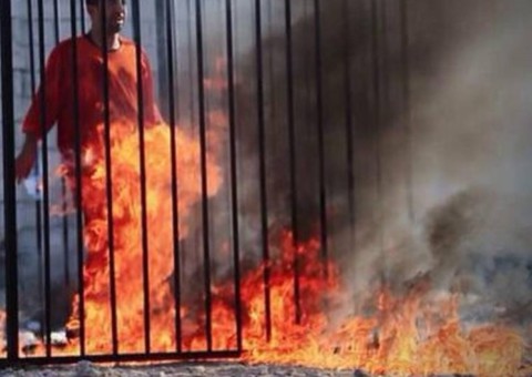 Vídeo mostra o momento em que soldado é incendiado por grupo terrorista