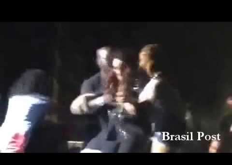 Fãs atacam cantora Ana Carolina e a derrubam no palco. Veja vídeo