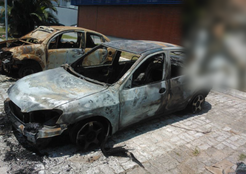 Corpo carbonizado encontrado dentro de carro na Cidade Nova
