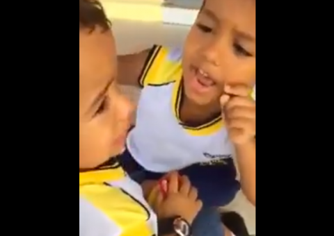 Garoto faz de tudo para fazer irmão mais novo parar de chorar