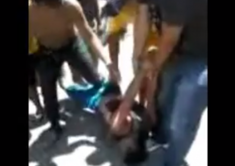 Delegado arrasta menor preso em São Paulo de Olivença. Veja vídeo