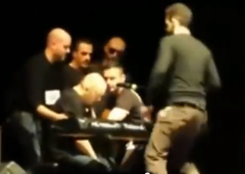 Cantor Giuseppe Mango morre no palco em um show na Itália