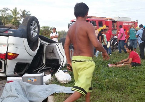 TRAGÉDIA NA AM-070: Família de Manacapuru capota em veículo e dois morrem