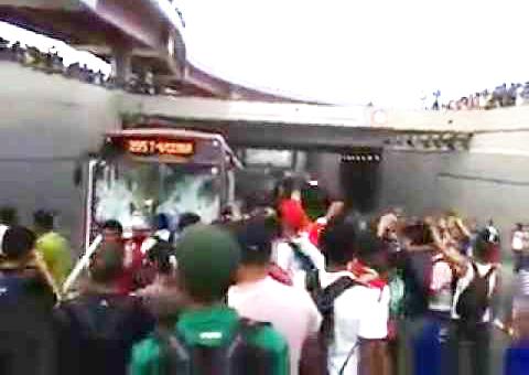 VÍDEO DO PÚBLICO: Imagens inéditas do ataque dos vândalos ao ônibus em Manaus