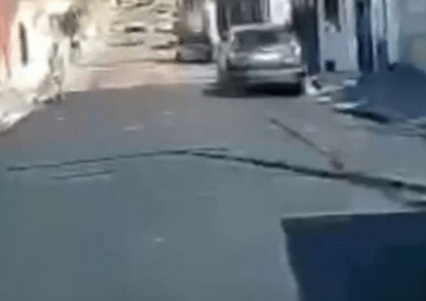 Revoltado, homem filma rua da casa do prefeito de Manaus asfaltada