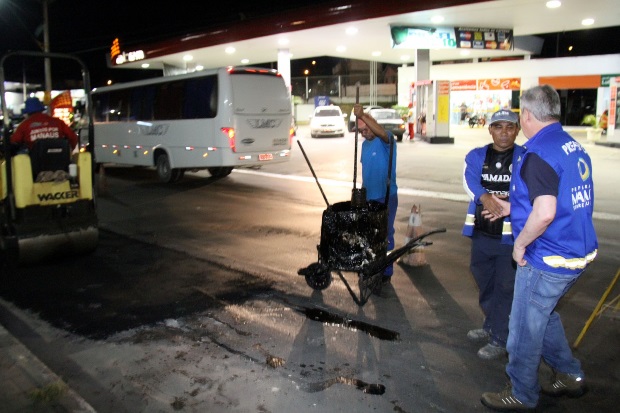 Durante fiscalização de obras, Artur faz selfie com populares
